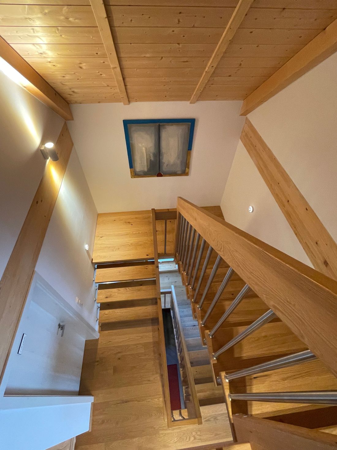 Großzügig gestaltete Holztreppe mit Bodenbeleuchtung
