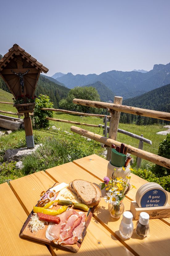 Brotzeit auf der Jochbergalm
