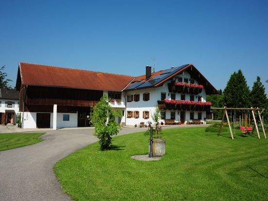 Hausansicht mit Garten