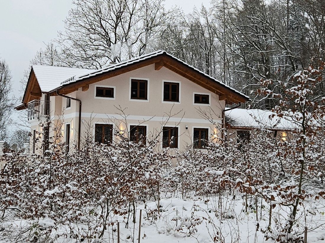 Haus vom Winterwald aus gesehen