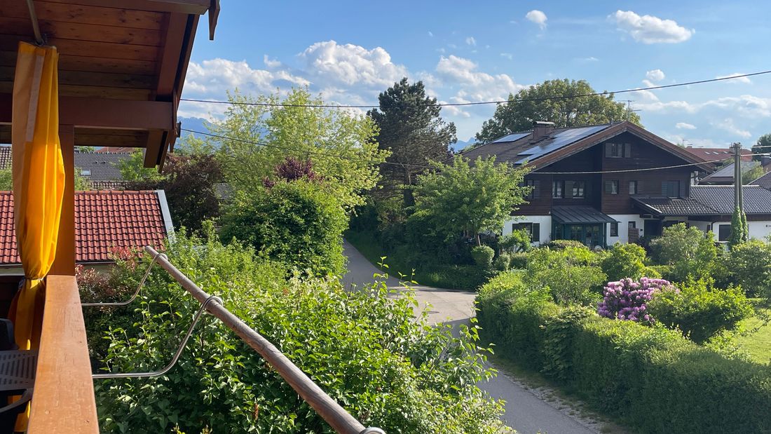 Blick vom Balkon zur Straße