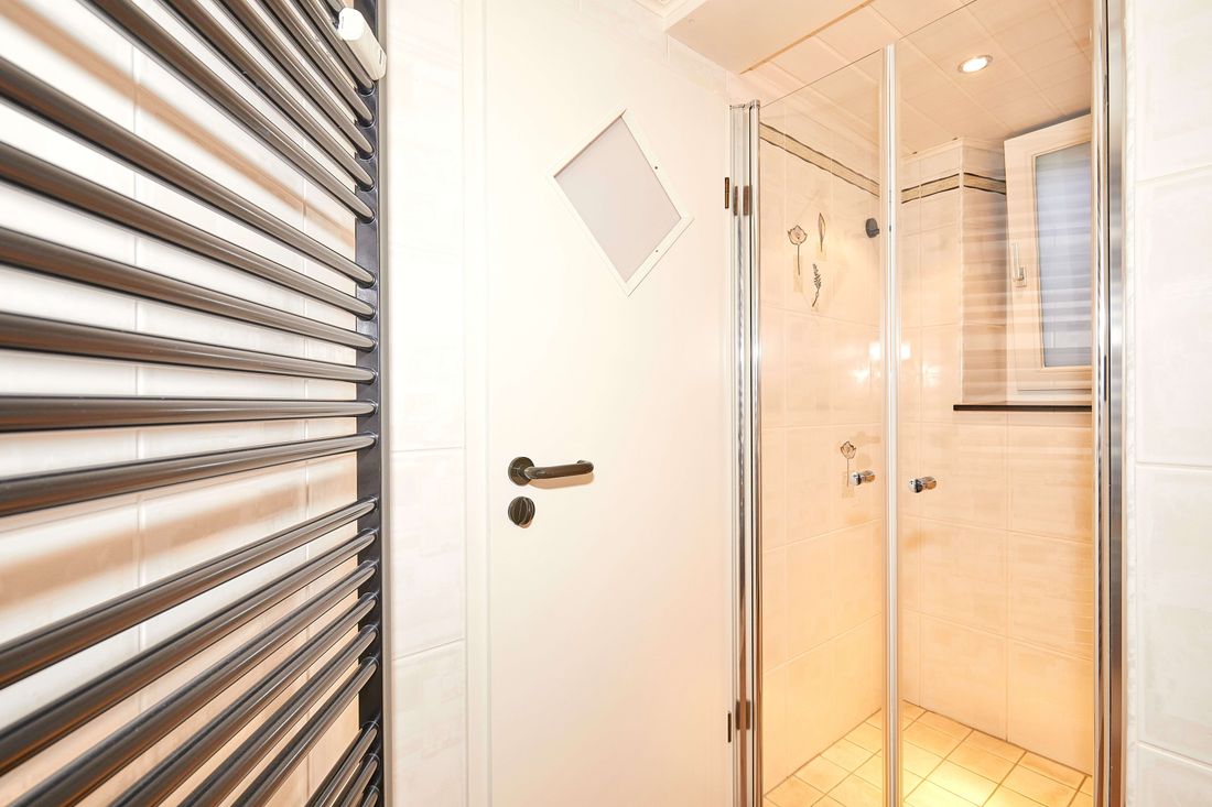 Modernes Bad mit WC, Urinal und Dusche