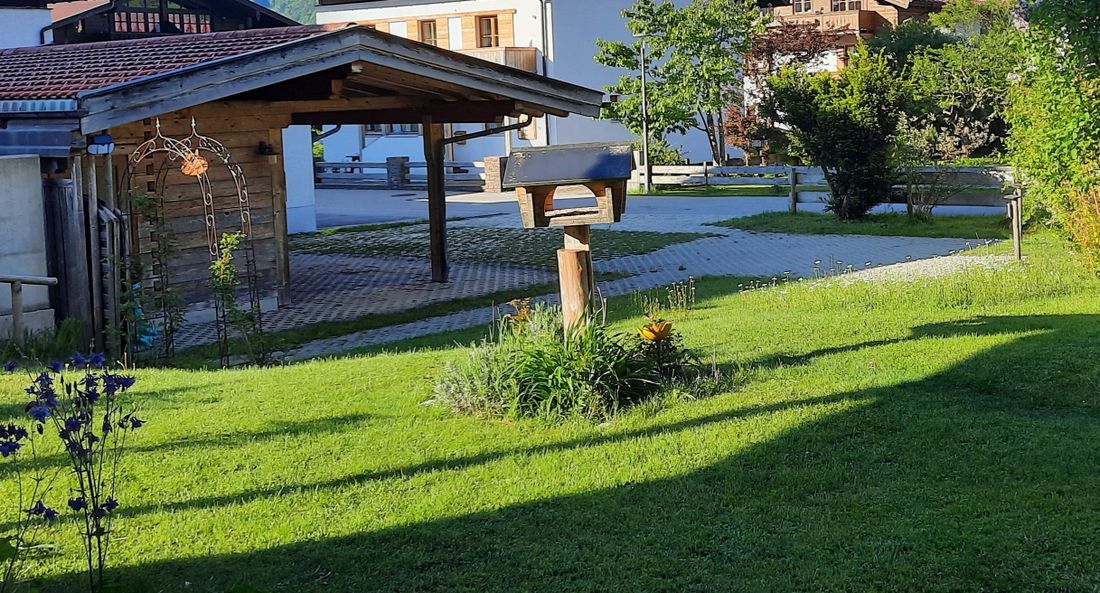 Unser Garten mit Parkplatz