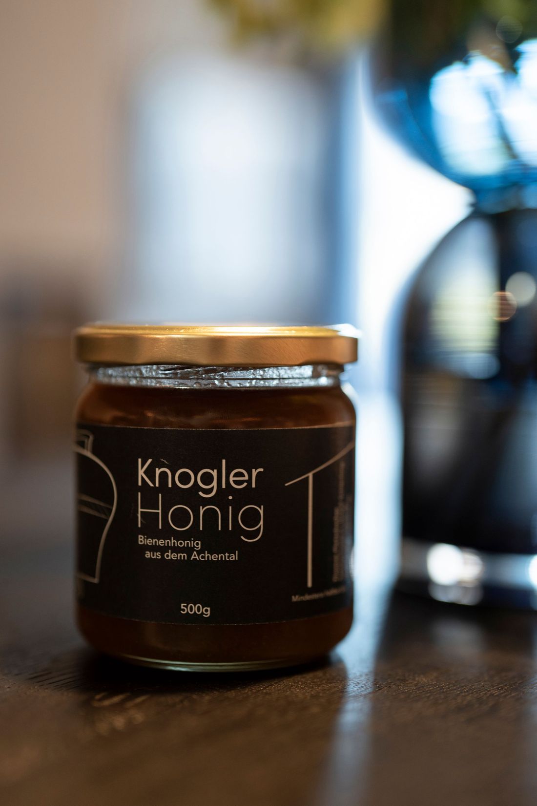 Unser Knogler Honig aus eigener Imkerei, je nach Saison verfügbar im Shop bei uns im Haus