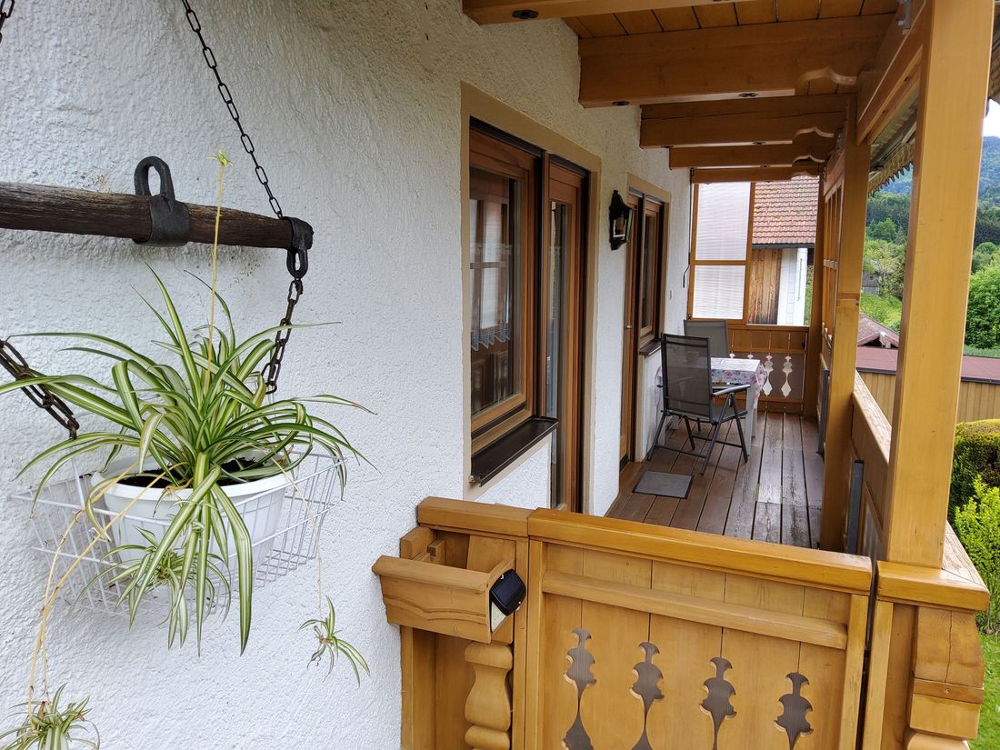 Eingang und Balkon