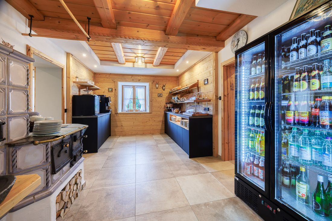 Frühstücksbuffet mit Getränkekühlschrank