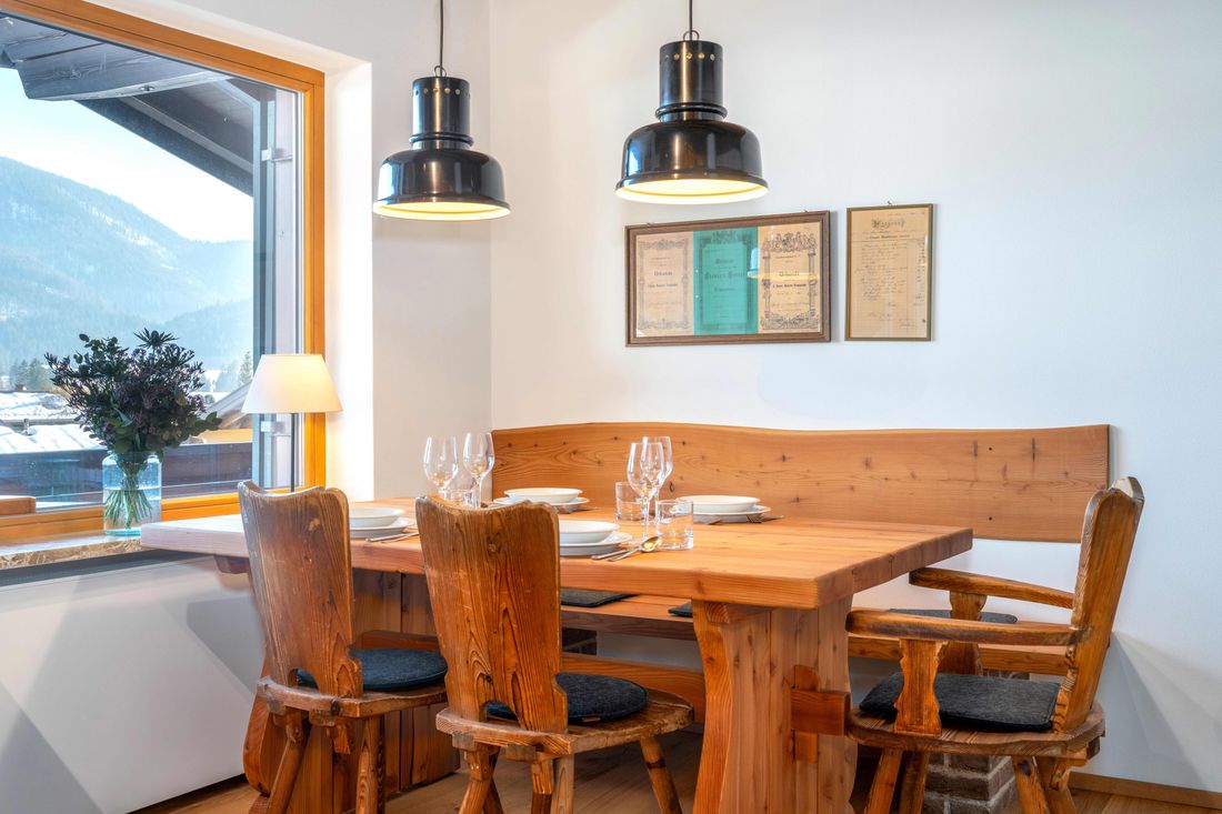 Esstisch mit Bergblick