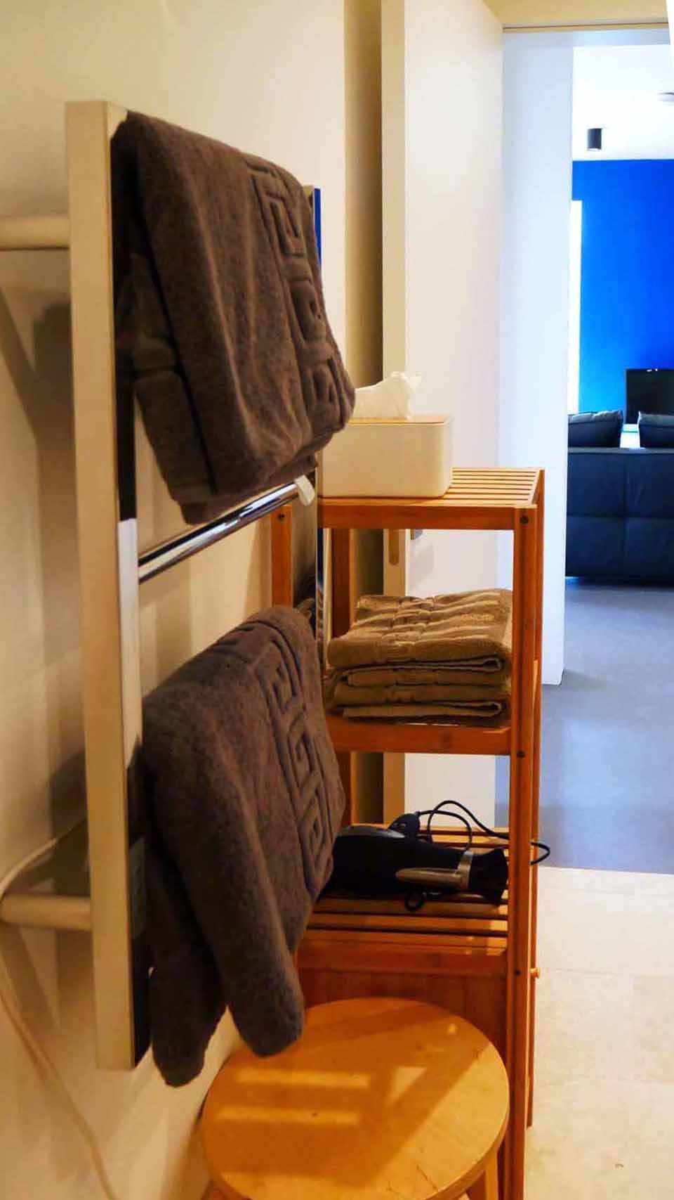 "Vorgewämrte, flausVorgewärmte, flauschige Handtücher im Bad der 5-Sterne-Ferienwohnung Lieblingseck am Chiemsee.
