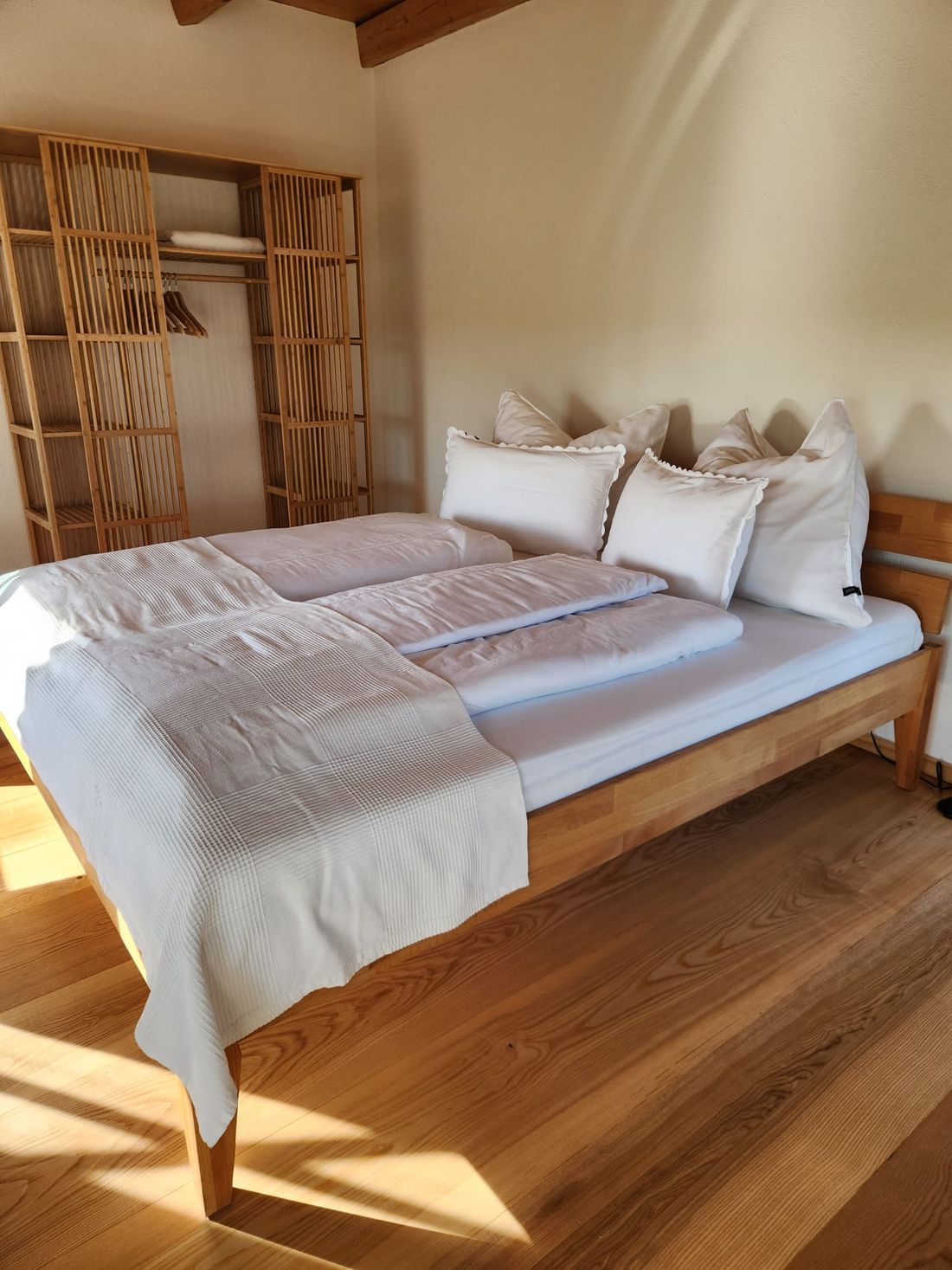 Schlafzimmer mit Morgensonne