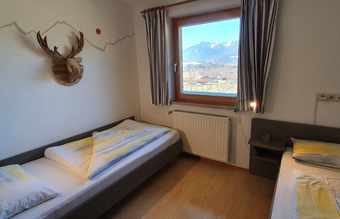 Schlafzimmer mit Blick auf die Chiemgauer Berge