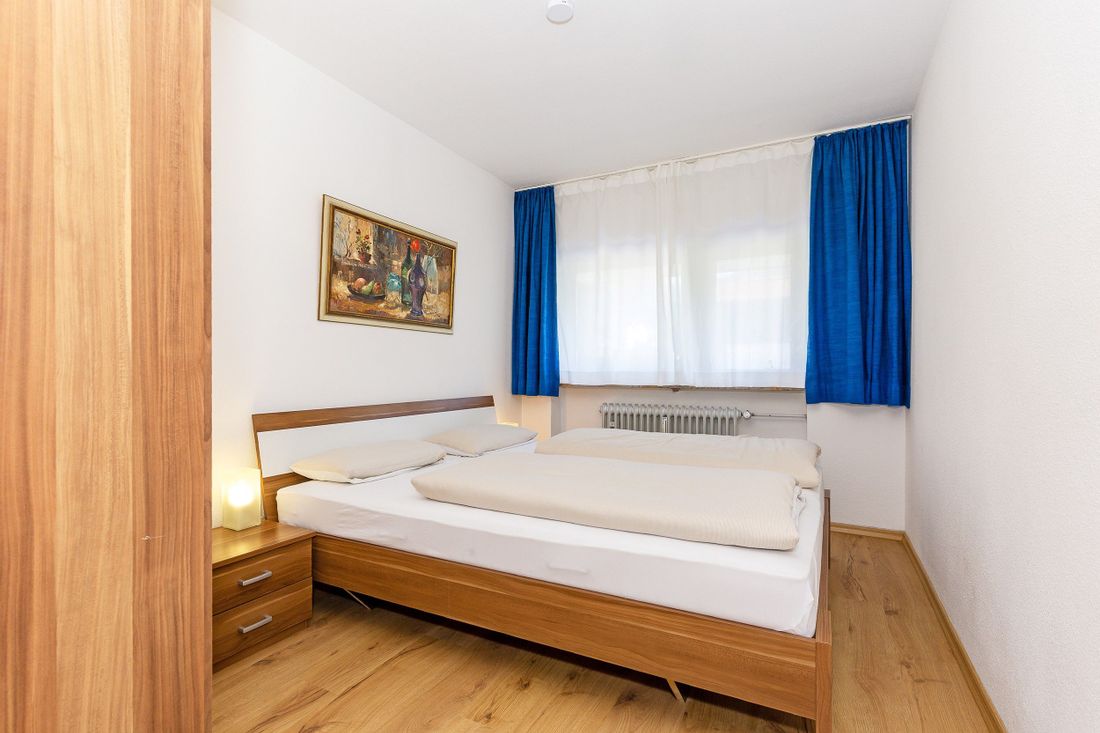 Erstes Schlafzimmer mit Doppelbett
