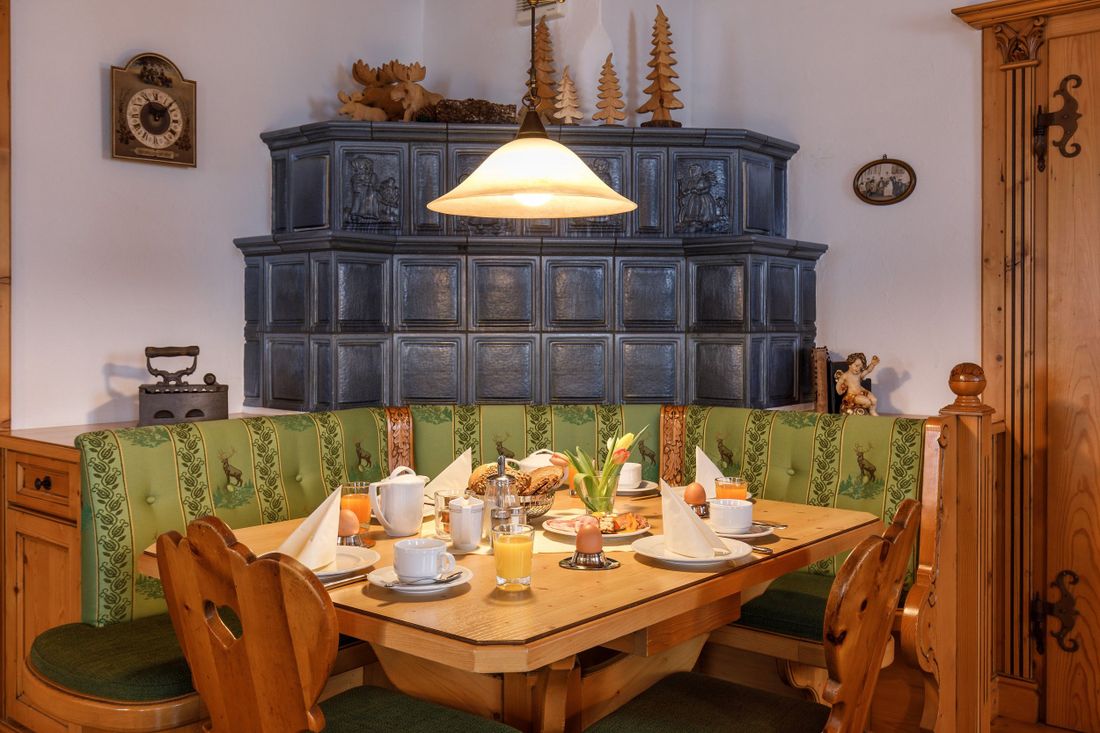 Frühstück am Kachelofen