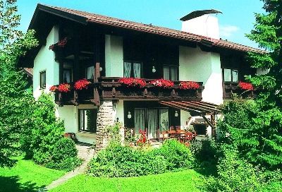 Hausansicht im Sommer