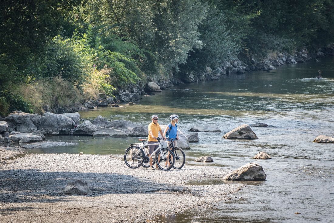 Radfahrer pausieren an ein der Tiroler Ache