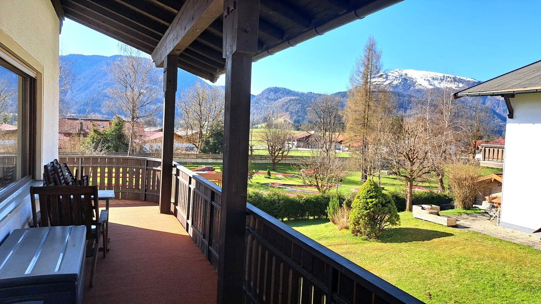 Balkon mit wunderschönem Bergblick