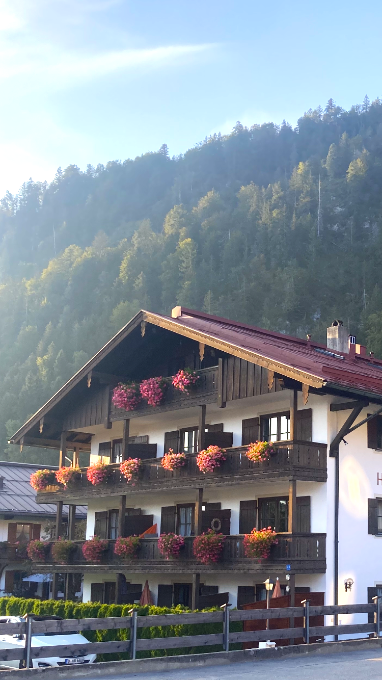 Das Haus am Kirchplatz mit Walmberg im Hintergrund