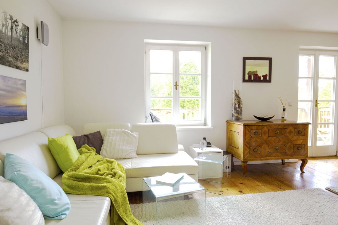 Wohnzimmer mit Ledersofa und grosser Terrasse