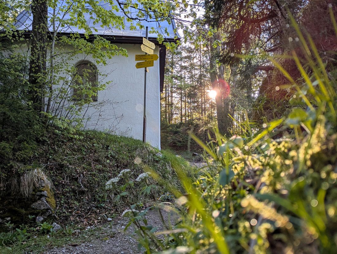 Eckkapelle im Frühling