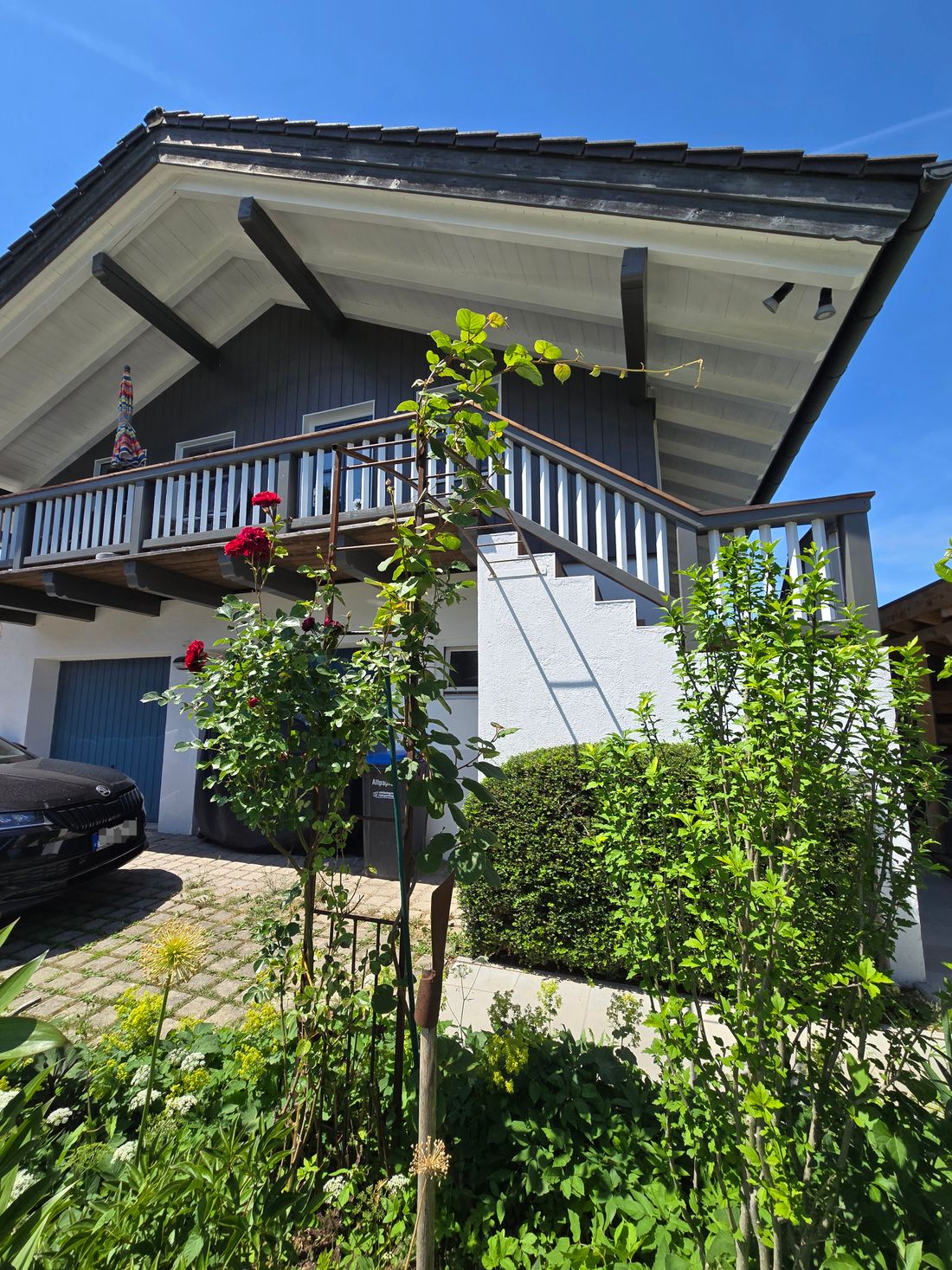 Haus graublau mit eigenem Eingang