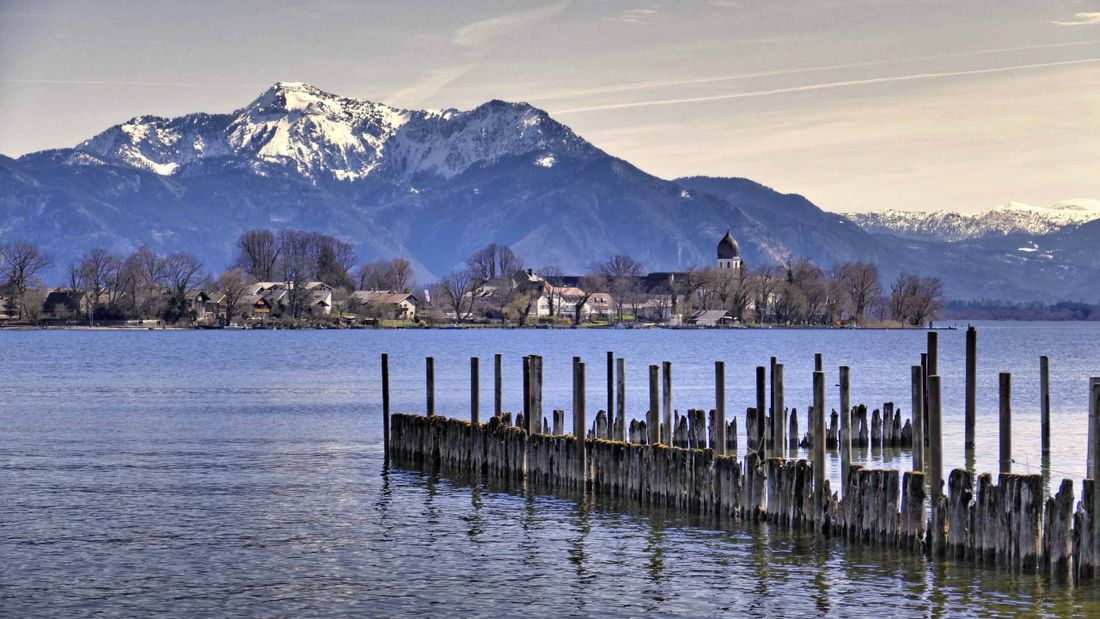 Blick vom Feriendomizil Lieblingseck in Gstadt am Chiemsee auf die bayerischen Voralpen.