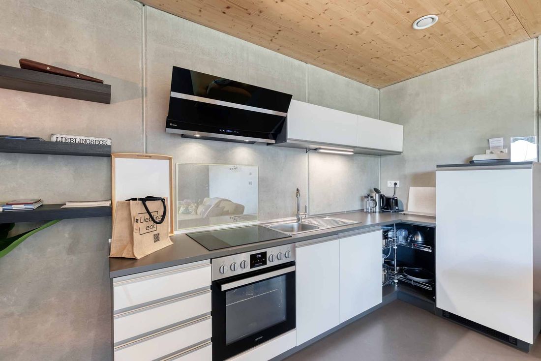 Wohn- und Küchenbereich der 5-Sterne-Ferienwohnung Lieblingseck in Gstadt am Chiemsee.