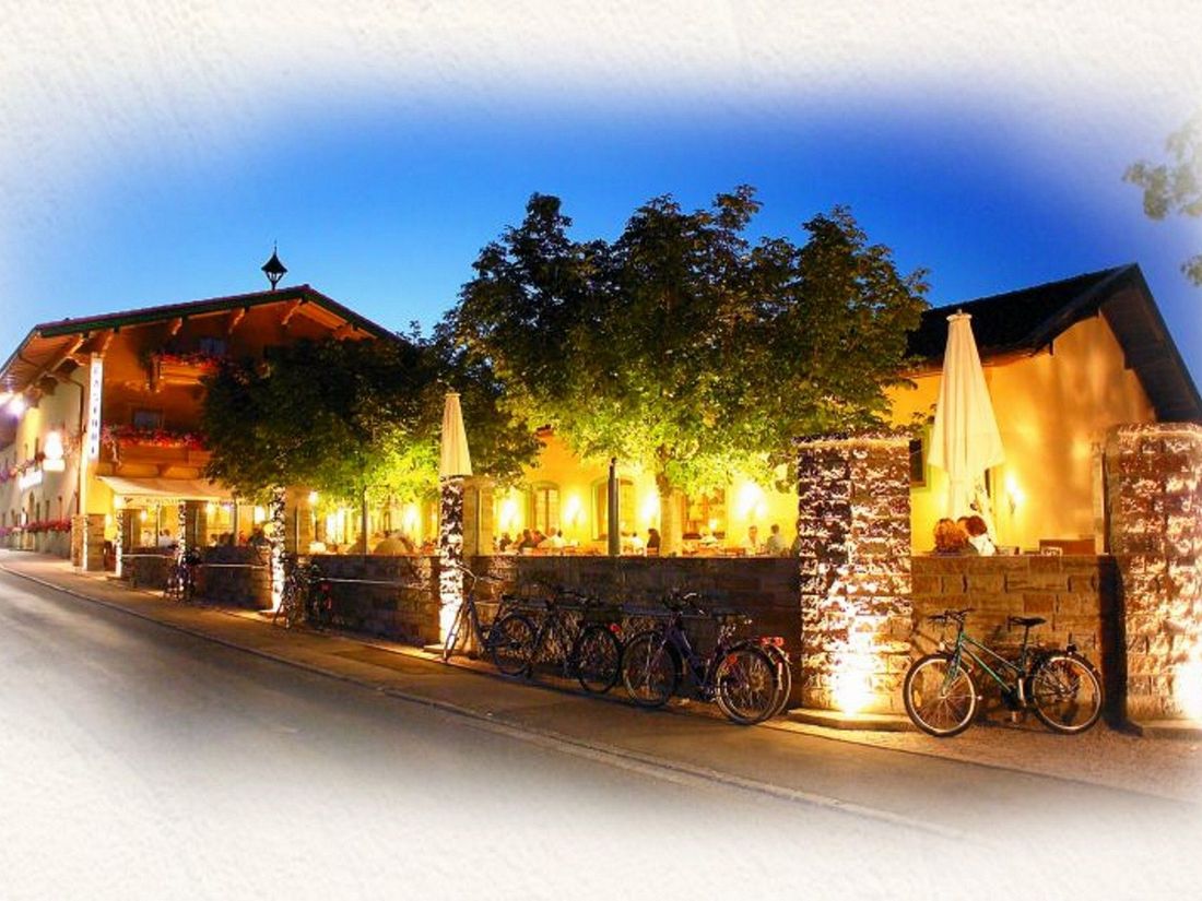 Biergarten bei Nacht