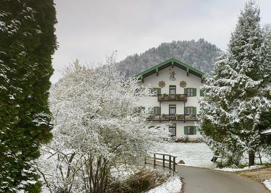 Almbauernhof im Winter