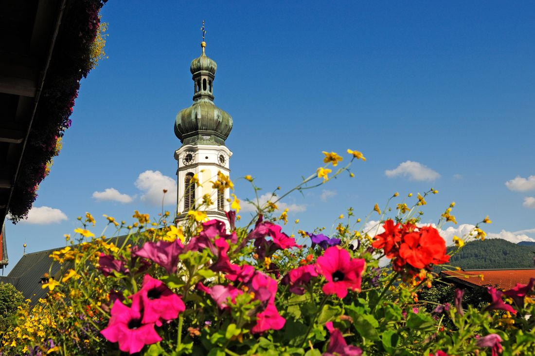Kirche mit Blumen in Reit im Winkl