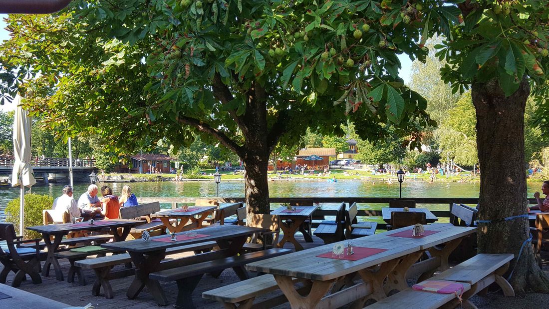 Gemütlicher Biergarten des Gasthaus Neuwirt (ca. 200 m entfernt)