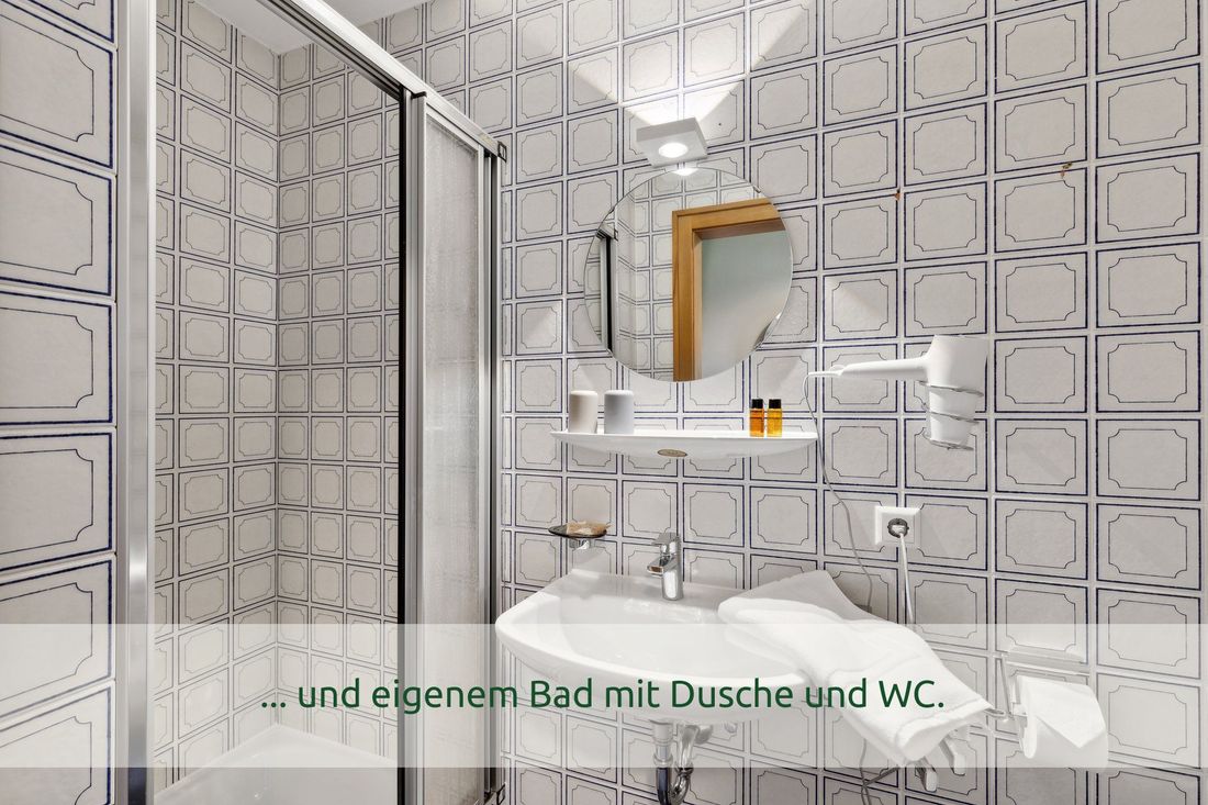 ... und eigenem Bad mit Dusche und WC.
