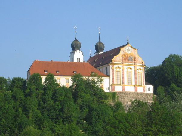 stiftskirche-baumburg-thronend-ber-altenmarkt-a-d-alz