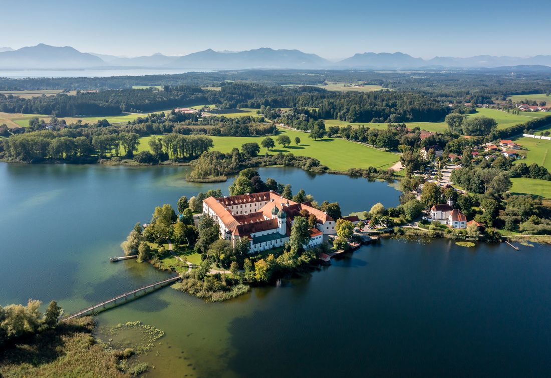 Kloster Seeon Luftaufnahme mit Berge