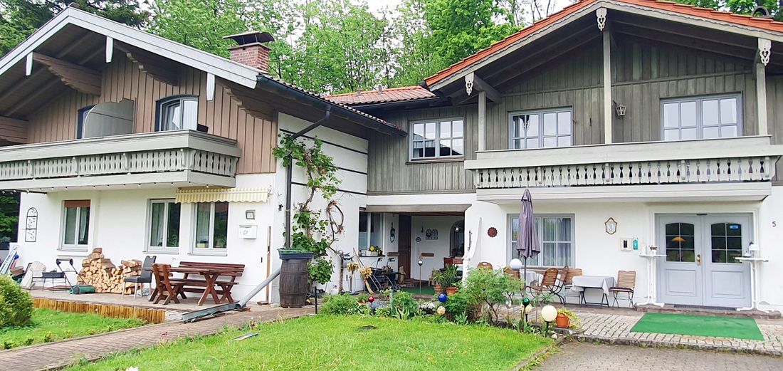 Hausansicht mit Frühstücksterrasse