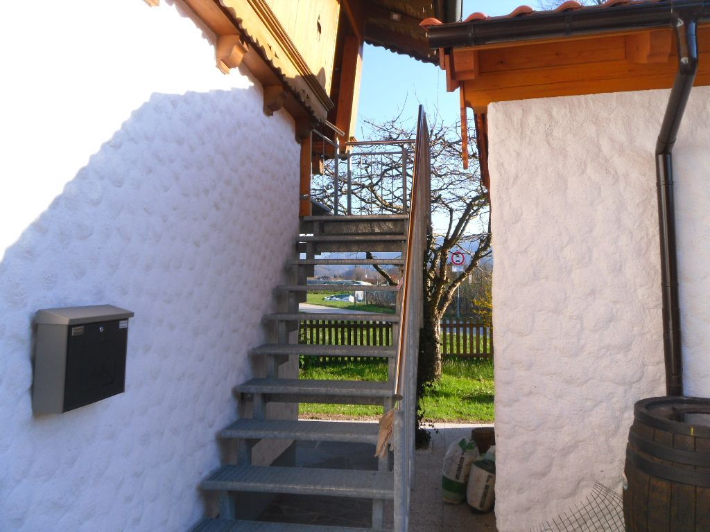 Treppenaufgang zur Ferienwohnung im Obergeschoss mit Balkon