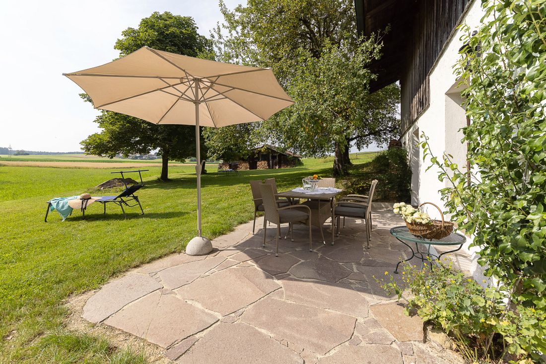 Terrasse mit Sitzgelegenheit für mindestens 6 Personen