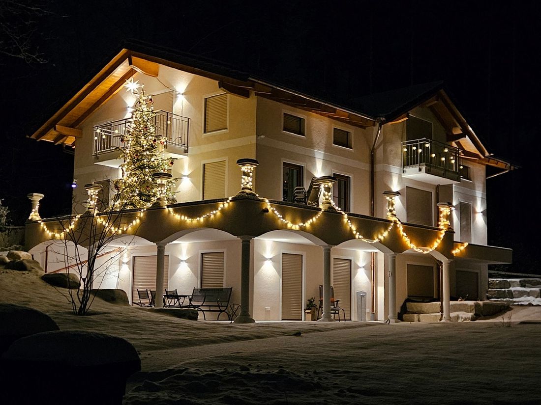 Weihnachtsbeleuchtung und großer Christbaum