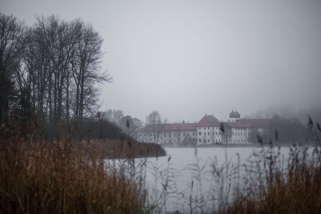 Nebel im Herbst beim Kloster Seeon