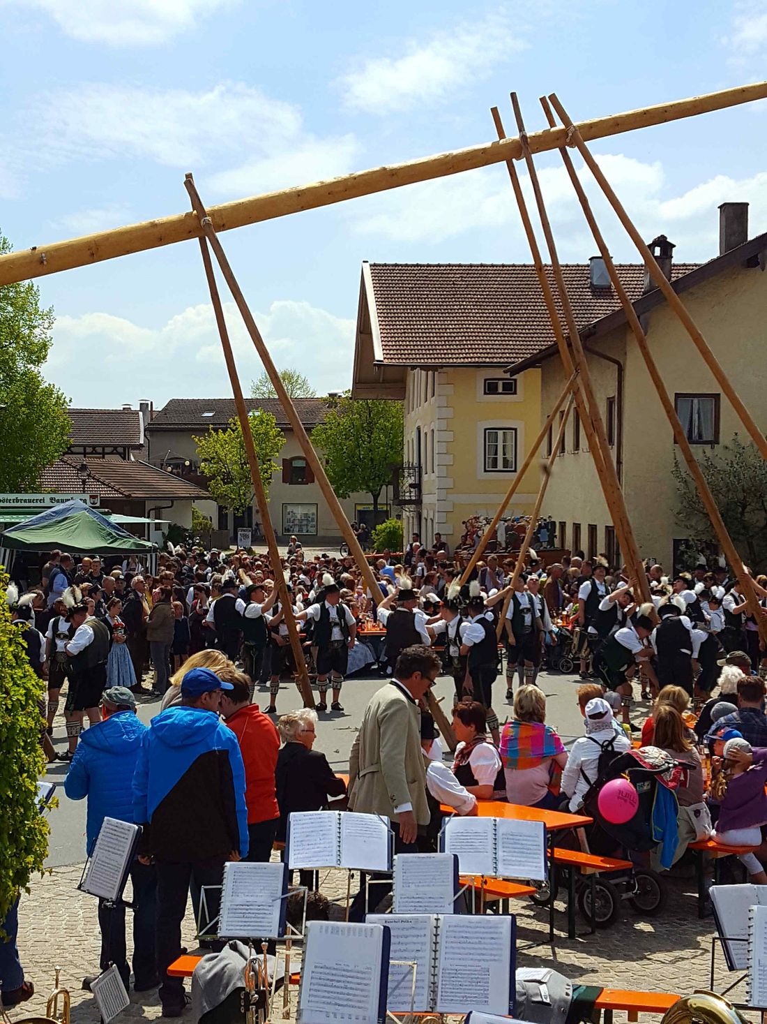 Maibaumaufstellen in Truchtlaching