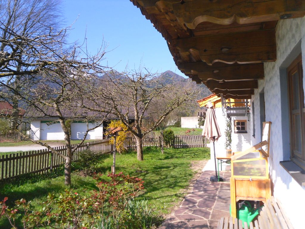 Garten mit Grillplatz mit Blick zur Hochplatte