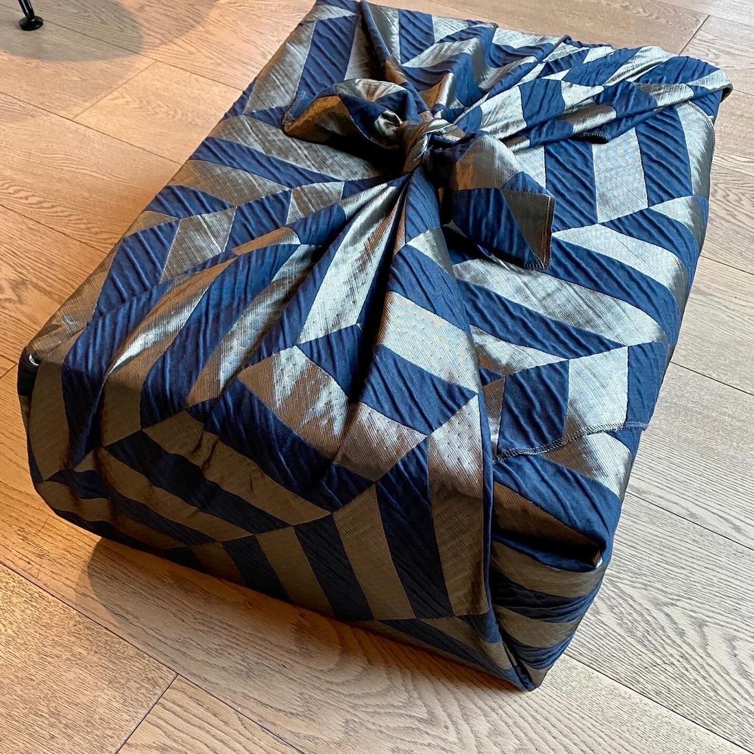 eingepacktes Geschenk mit Furoshiki-Tuch