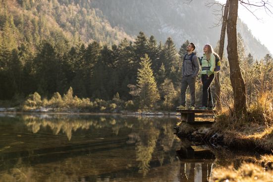 Paar steht am Falkensee in Inzell im Herbst 