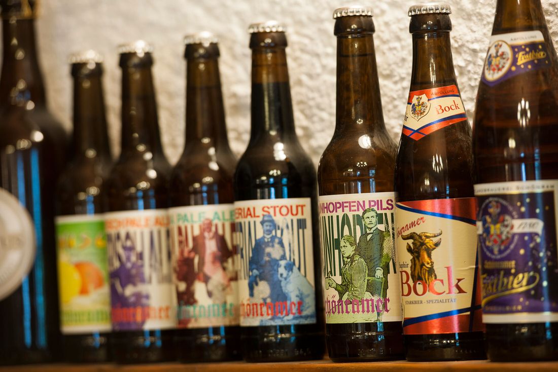 bierflaschen-im-braeustueberl-schoenram