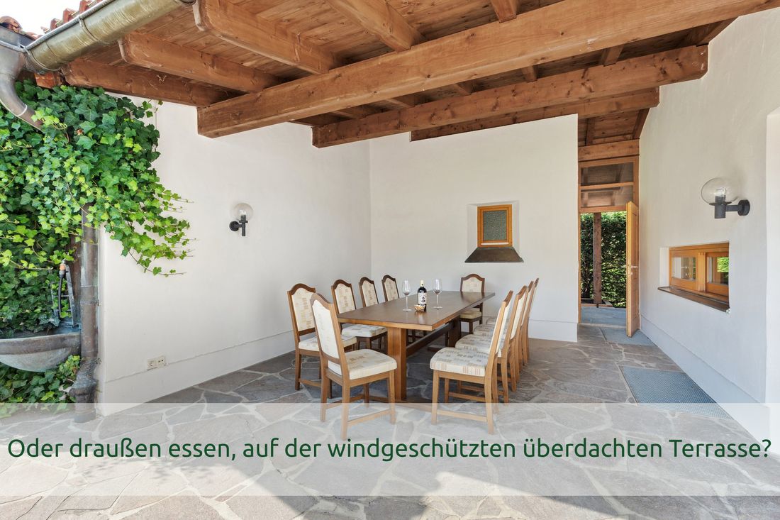 Oder draußen essen, auf der windgeschützten überdachten Terrasse?