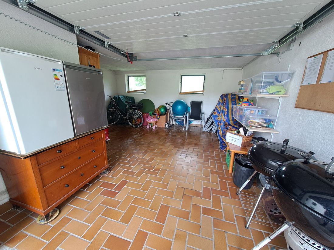 Abschließbare Garage mit Kühl- und Gefriermöglichkeit sowie div. Spielsachen und Grill