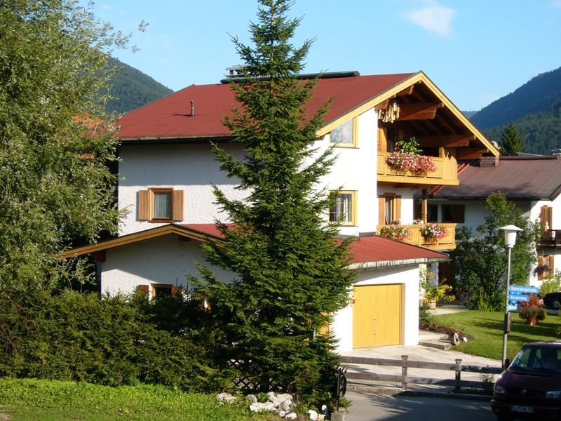 unser Haus im Sommer