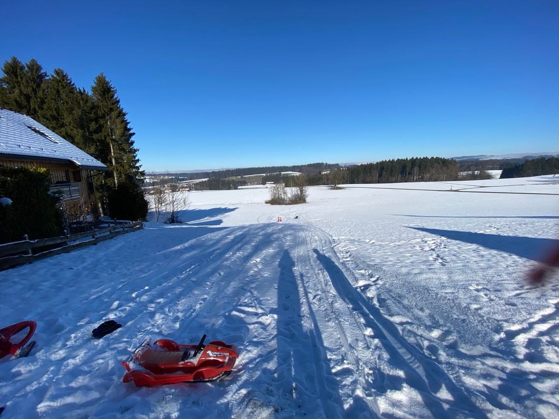 Weitläufige Schlittenberge und Langlaufloipen