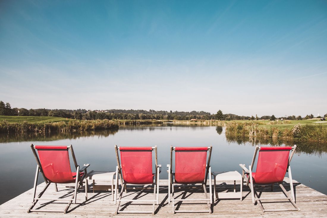 Liegestühle-am-Seehaus-vom-Achental