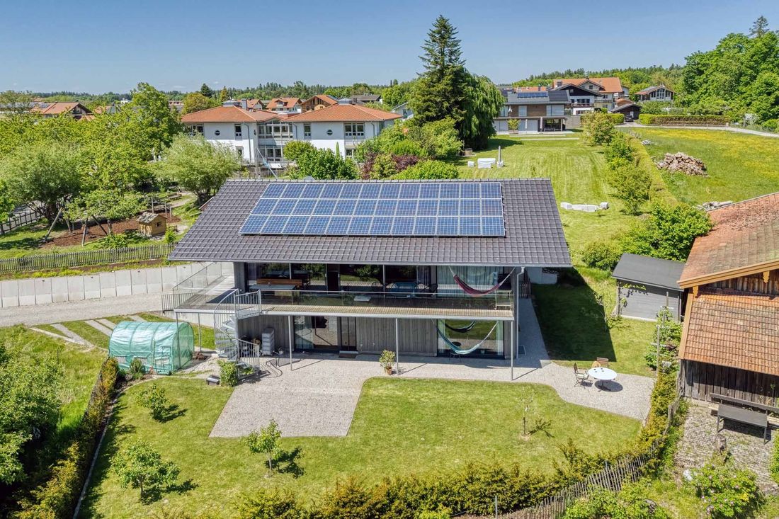 Arbeitsplatz für Geschäftsreisende und Workation in der 5-Sterne-Ferienwohnung Lieblingseck am Chiemsee.