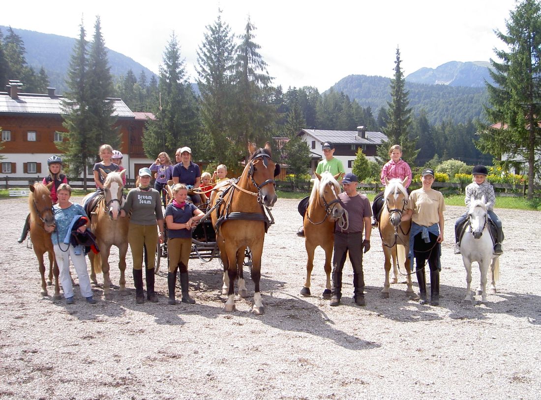 Kinder beim Ponyreiten "Beim Draxl"