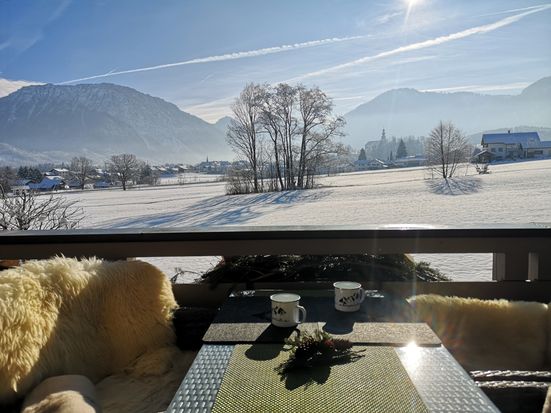 wunderschöne Winteraussicht vom Balkon auf die Ruhpoldinger Berge
